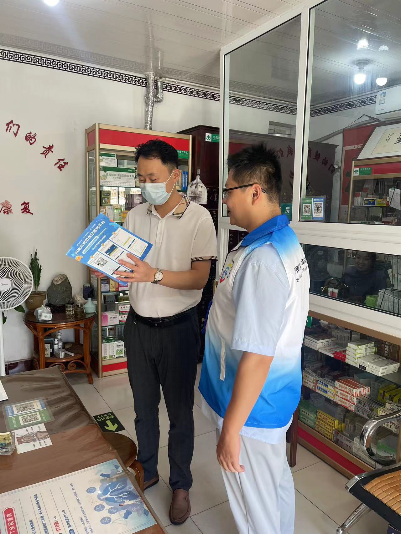 穿白色衣服的人在商店里 中度可信度描述已自动生成