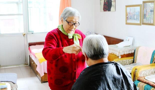 济南有个81岁的“理发师” 60多年了理发从不收钱