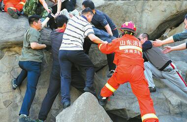 老人晨练时坠入山沟 华山风景区军民上演“人梯”救援