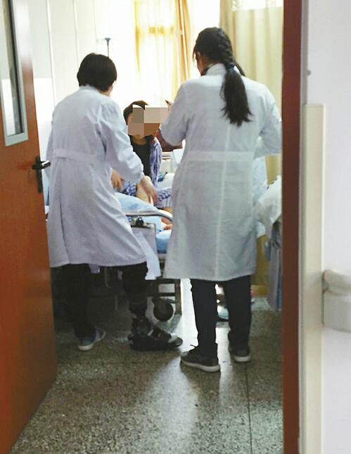 “最美背影”：中医教授拖伤腿坚持查房 每天坐着轮椅出现在医院