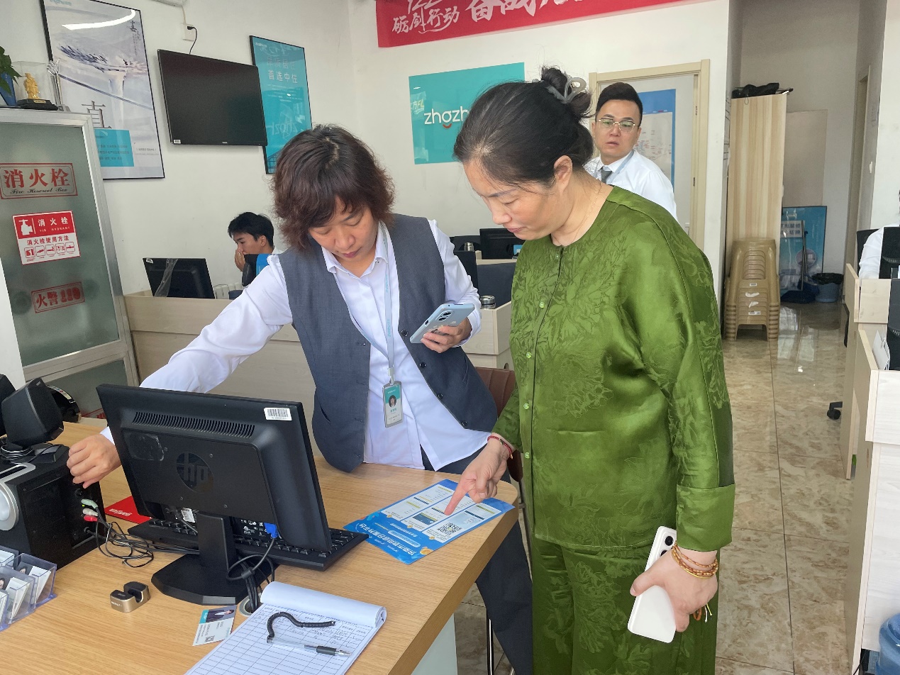 电脑前的男人 中度可信度描述已自动生成