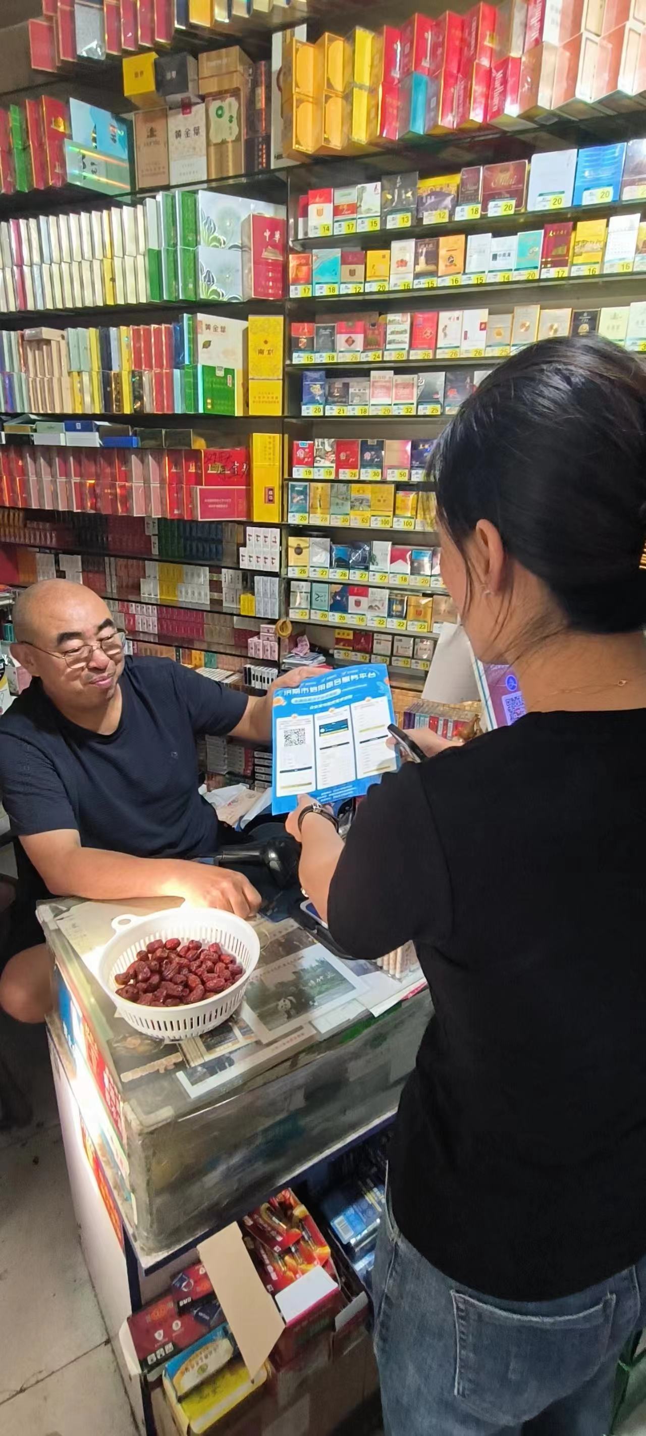 人在商店里 中度可信度描述已自动生成