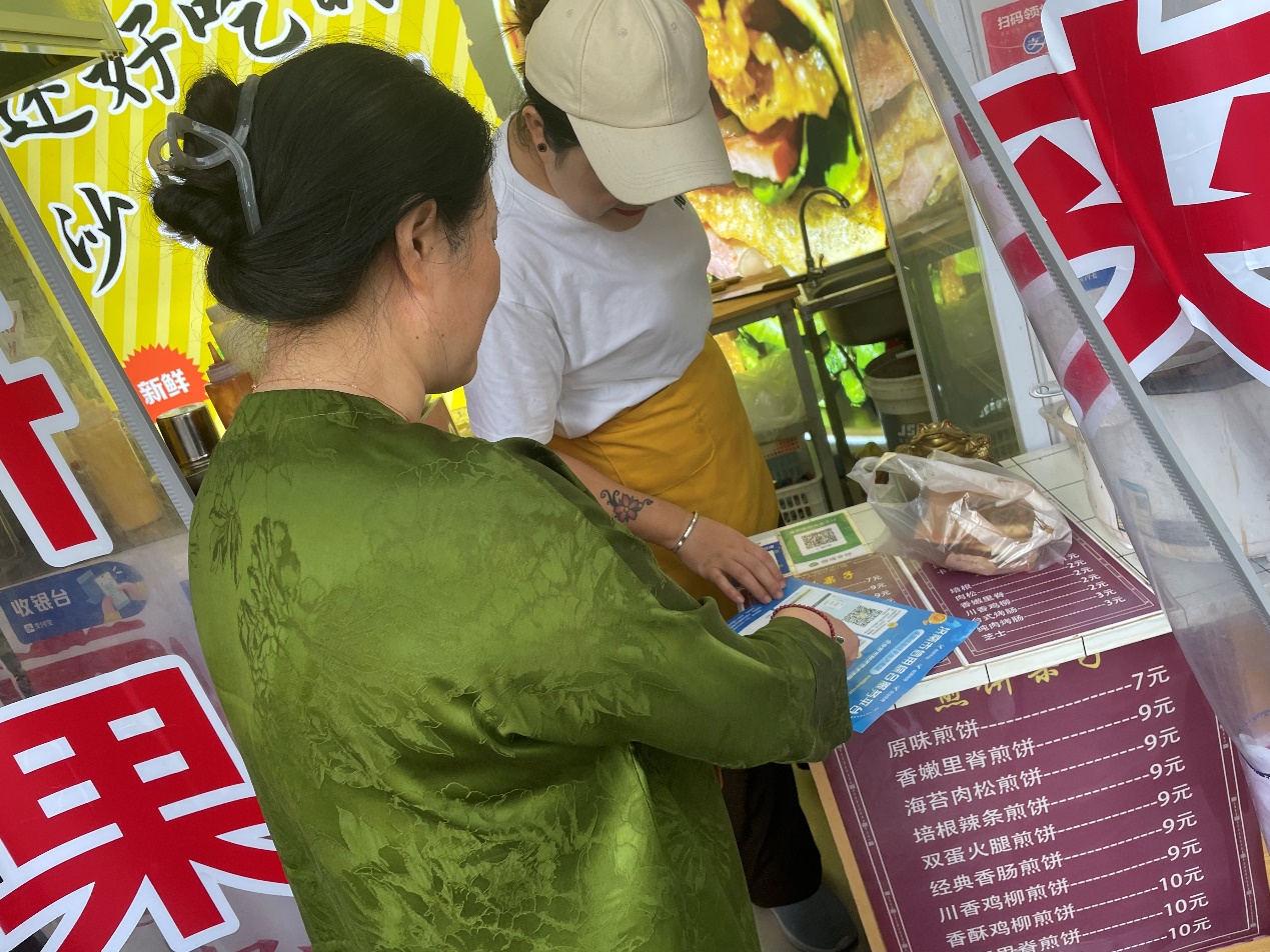 人在商店里 中度可信度描述已自动生成
