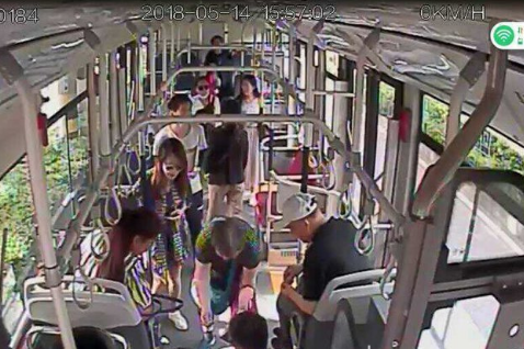 正能量！济南64路公交一女乘客突然晕倒,司机乘客救助 - 舜网 - QQ截图20180516175853.png