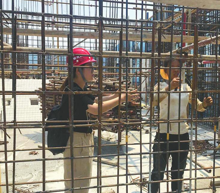 烈日当头 高温下劳动者默默坚守 让城市变得更美好
