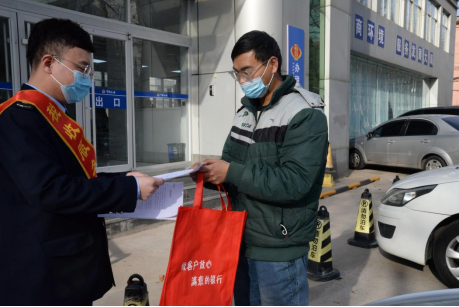 在办税服务厅开展诚信宣传